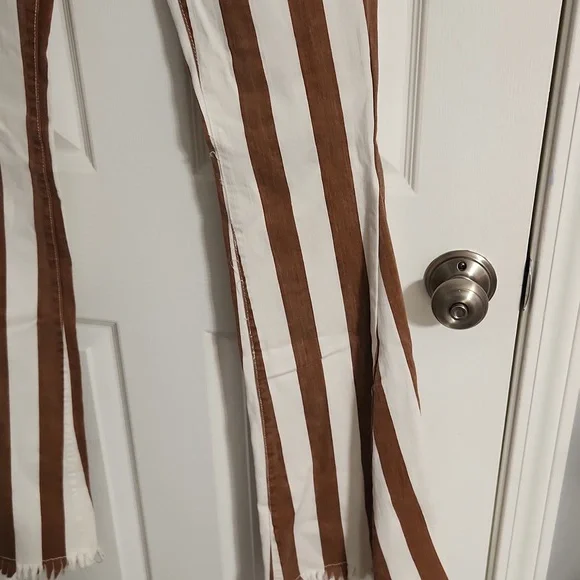 NWT. Saints & Hearts High- Rise Extreme Flare Jeans Size. Small - Picture 7 of 12